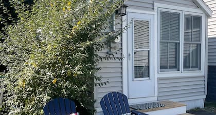 Sea-clusion by the sea! Cozy cottage within step of the beach!