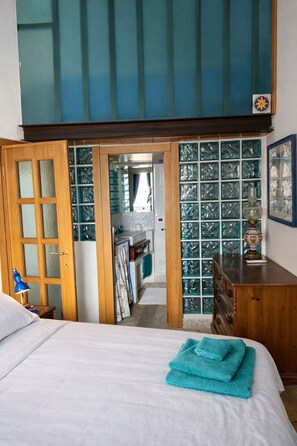 4 bedrooms, desk, iron/ironing board, free WiFi