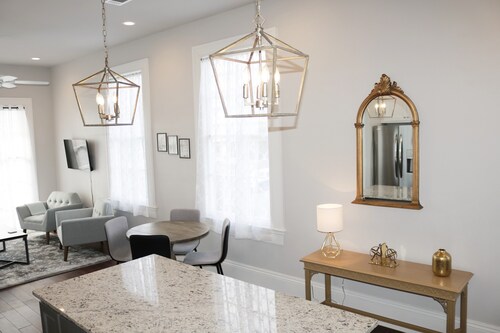 Beautiful 2 BD w/ Balcony, 1 Block off St. Charles