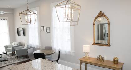 Beautiful 2 BD w/ Balcony, 1 Block off St. Charles