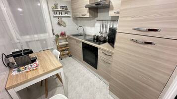 Kühlschrank, Mikrowelle, Ofen, Herdplatte