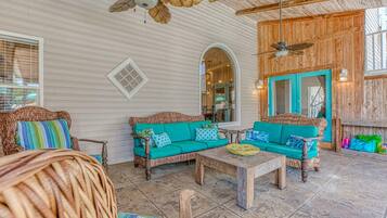 Rumah, 6 kamar tidur | Ruang keluarga | Televisi 36-inci dengan saluran TV kabel