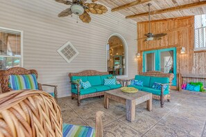 House, 6 Bedrooms | Living room | 36-inch TV with cable channels