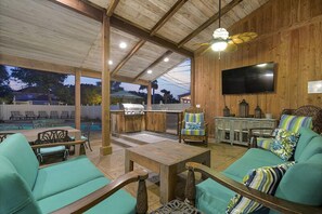 House, 6 Bedrooms | Living room | 36-inch TV with cable channels