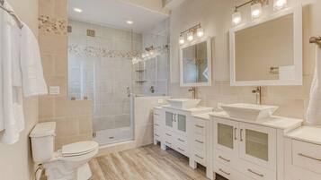 House, 6 Bedrooms | Bathroom | Towels