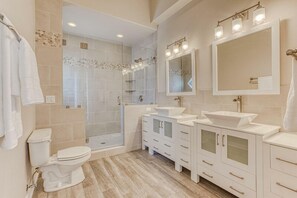 House, 6 Bedrooms | Bathroom