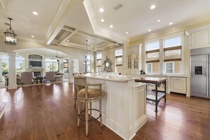 House, 5 Bedrooms | Private kitchen