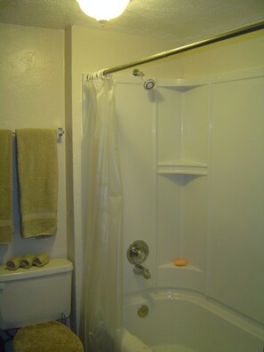 Haartrockner, Handtücher, Seife, Toilettenpapier