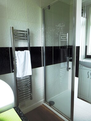 Classic-Chalet, mit Bad, Parkblick (2 bedroom) | Badezimmer | Dusche, Haartrockner, Handtücher
