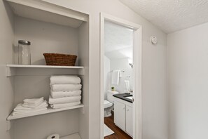 Combined shower/bathtub, hair dryer, towels, soap - 2 Bed Condo across from Toomers Corner and AU Campus (Auburn)