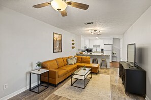 Smart TV - 2 Bed Condo across from Toomers Corner and AU Campus (Auburn)