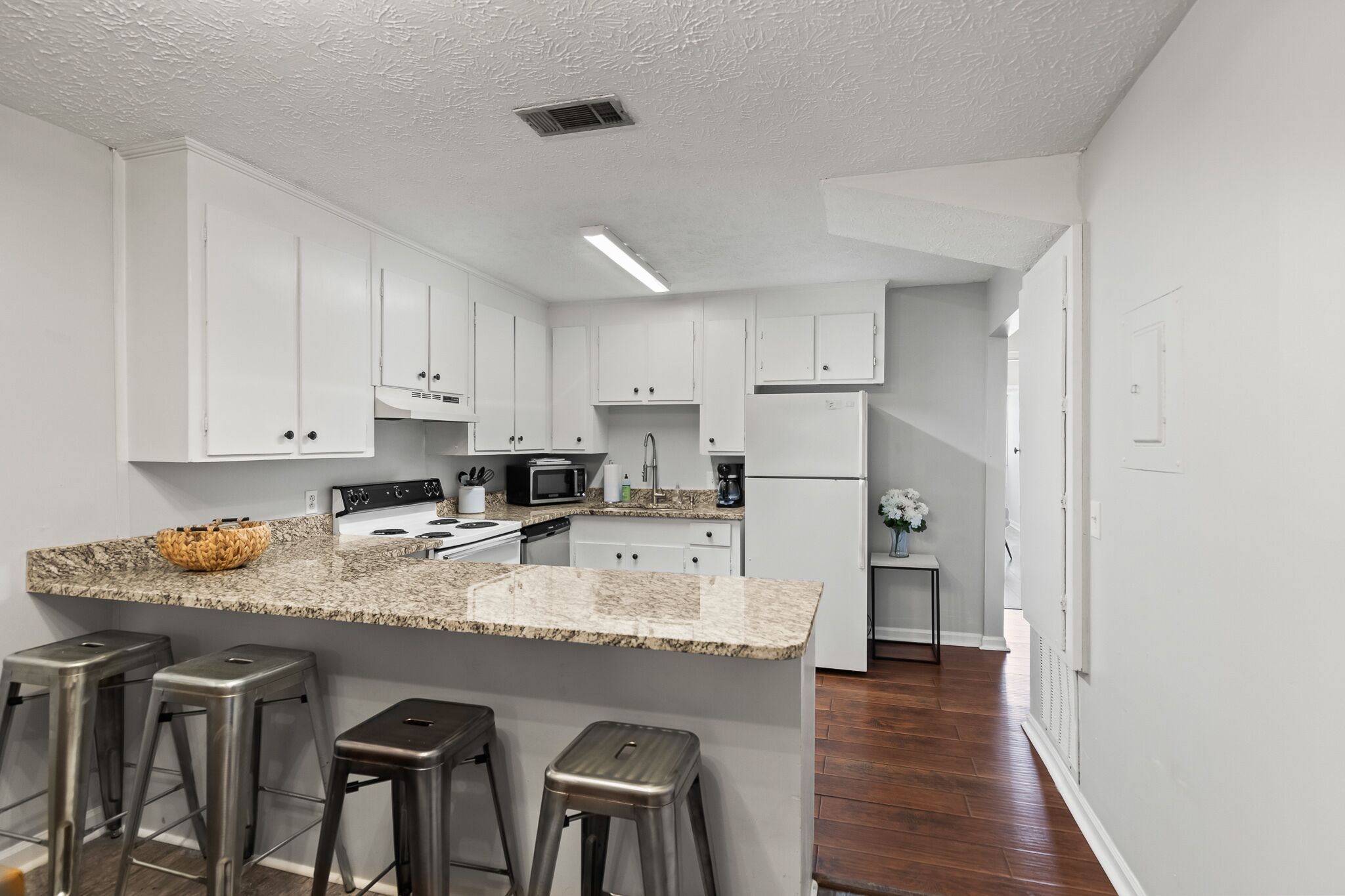 Jääkaappi, mikroaaltouuni, uuni, liesi