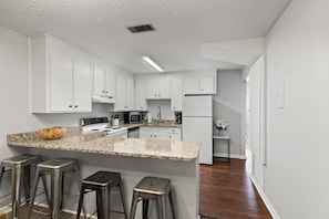 Køleskab, mikrobølgeovn, ovn, kogeplade