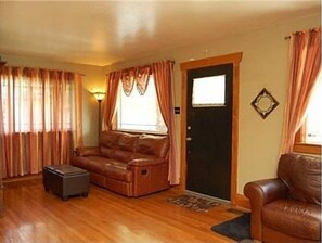 Fernseher, Kamin, Videothek