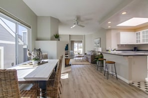 Televisión y chimenea