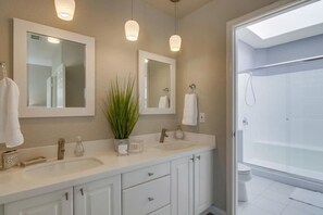 Hair dryer - NEW Charming Beach Style Condo Steps to the Sand (San Diego)