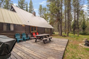 Outdoor dining - Anderson - 22 miles to Yellowstone - Firepit - Close to river (Island Park)