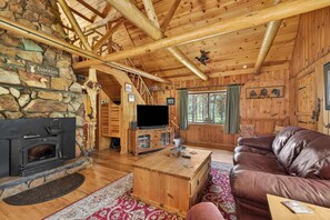 TV, fireplace - Anderson - 22 miles to Yellowstone - Firepit - Close to river (Island Park)