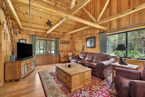 TV, fireplace - Anderson - 22 miles to Yellowstone - Firepit - Close to river (Island Park)