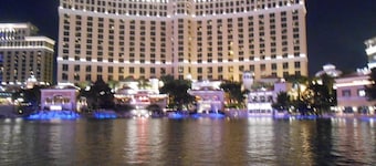 2 BEDROOM HOTEL SUITE ON LAS VEGAS STRIP!!