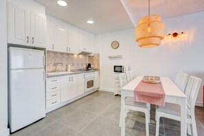 Frigorífico, microondas, horno y placa de cocina