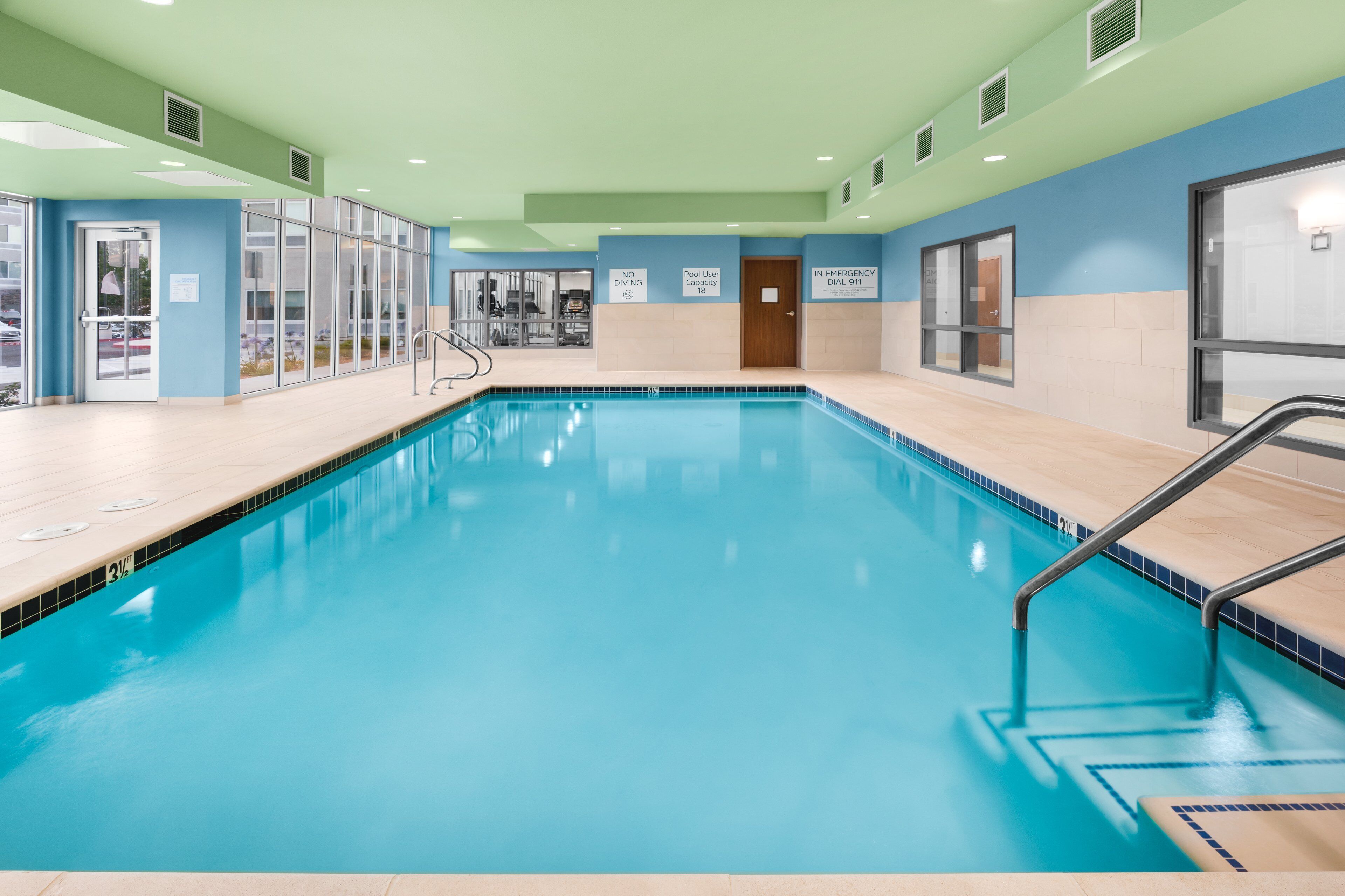 สระว่ายน้ำในร่ม เปิด 9:00 น. ถึง 21:00 น., เก้าอี้อาบแดดริมสระ