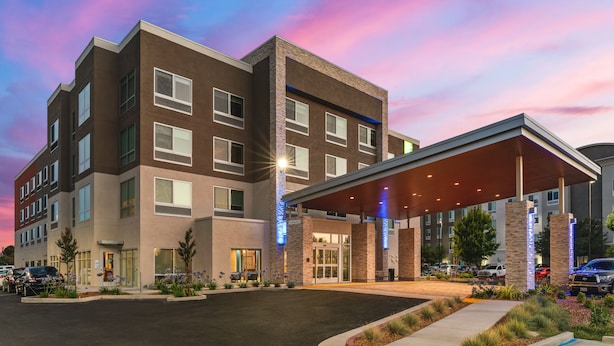 A multi-story hotel with a covered entrance and a parking lot. - Holiday Inn Express & Suites Suisun City by IHG (Suisun City)