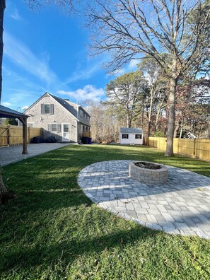 Property grounds - Beautiful home in the heart of Cape Cod. Close to beaches, restaurants and more! (Yarmouth)