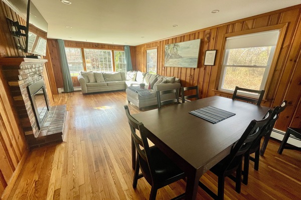 Fernseher, Tischfußball, Tischtennisplatte