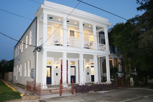 Stunning, Modern 2 BD, 1 Block off St. Charles