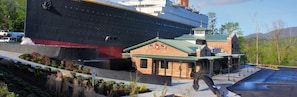 Un grand navire de croisière s’est amarré à côté d’un immeuble sur lequel on pouvait lire l’inscription « White Star ».