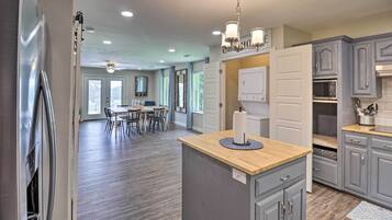 Kühlschrank, Mikrowelle, Herdplatte, Geschirrspüler