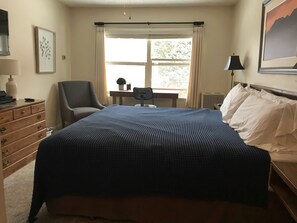 2 bedrooms, desk, free WiFi, bed sheets - Family condo, walk to ski area, private fishing pond and playground (Red River)