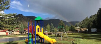 Family condo, walk to ski area, private fishing pond and playground