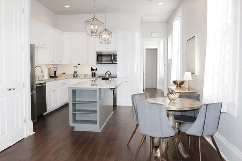 Charming 2 BD w/ Balcony, 1 Block off St. Charles