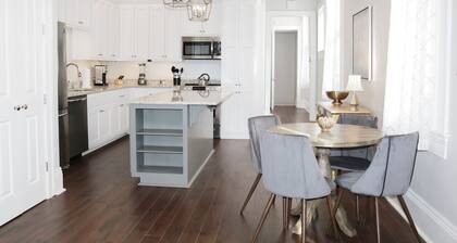 Charming 2 BD w/ Balcony, 1 Block off St. Charles