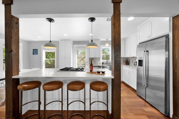 Een koelkast, een magnetron, een oven, een kookplaat