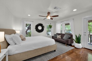 6 slaapkamers, een bureau, een strijkplank/strijkijzer, reisbedje