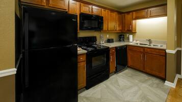 Een koelkast, een magnetron