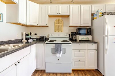 Cozy Cottage near downtown brings Georgetown Lake & Fairmont to your fingertips!