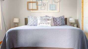 1 bedroom, desk, iron/ironing board, WiFi