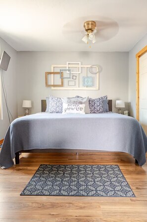 1 bedroom, desk, iron/ironing board, WiFi