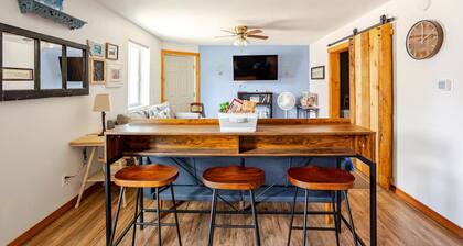 Cozy Cottage near downtown brings Georgetown Lake & Fairmont to your fingertips!