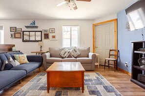 TV - Cozy Cottage near downtown brings Georgetown Lake & Fairmont to your fingertips! (Anaconda)