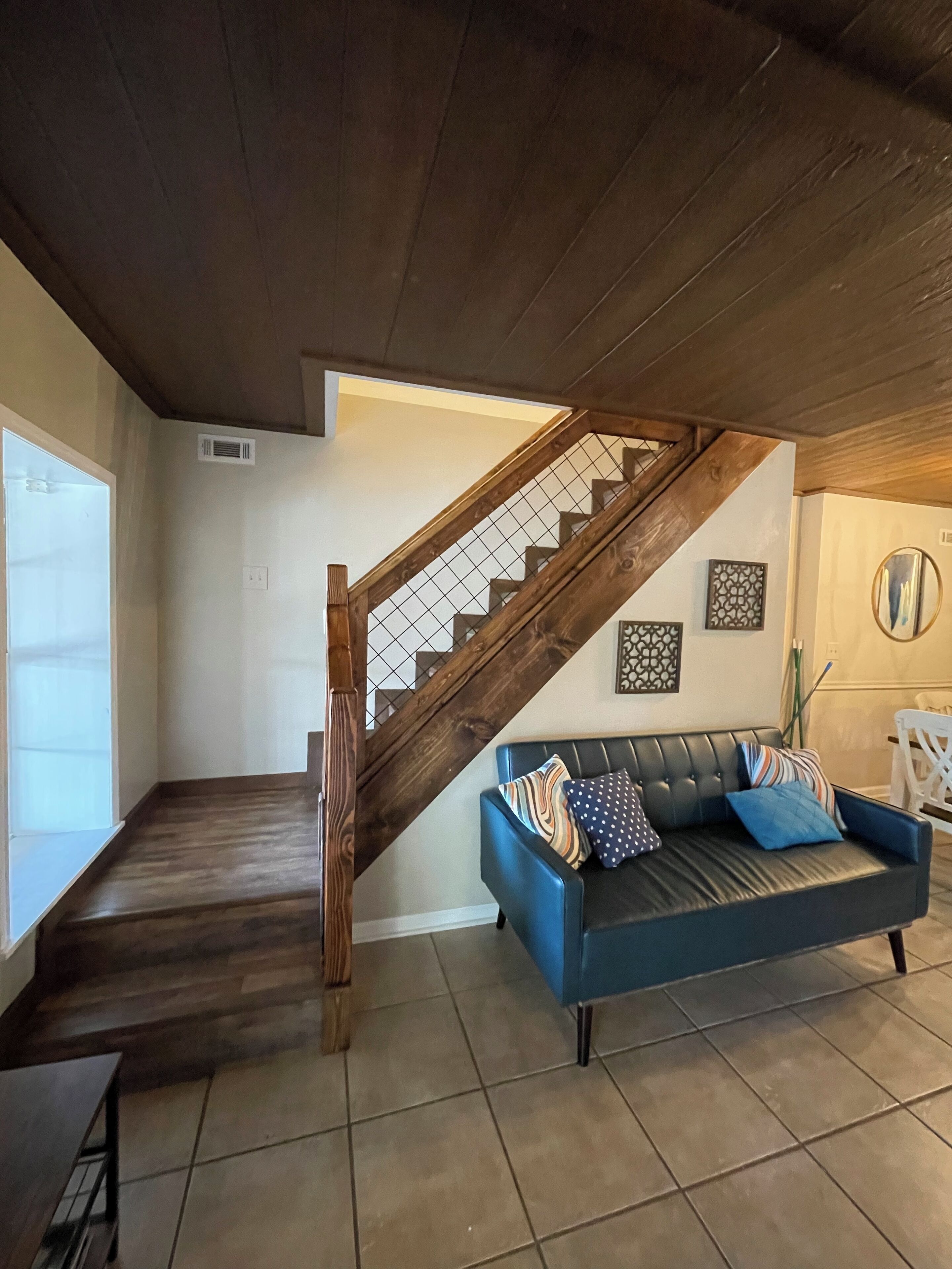 Smart TV, chimenea, futbolito y tenis de mesa 