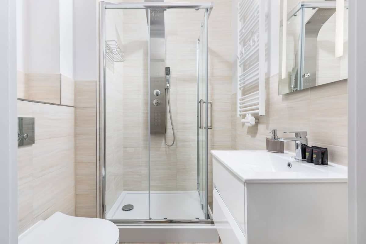 Dusche, Haartrockner, Handtücher, Shampoo