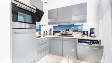 Fridge, oven, stovetop, dishwasher