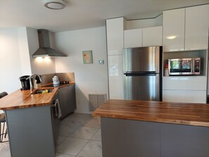Kühlschrank, Mikrowelle, Herdplatte, Geschirrspüler
