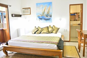 Minibar, bed sheets - Pousada dos Meros (Angra dos Reis)