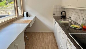 Kühlschrank, Ofen, Geschirrspüler, Kochgeschirr/Geschirr/Besteck